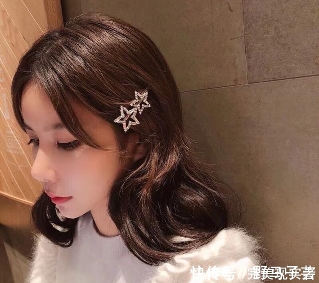 不是我吹,这“丸子头发夹一出,谁还披头散发,气质十足走哪都美