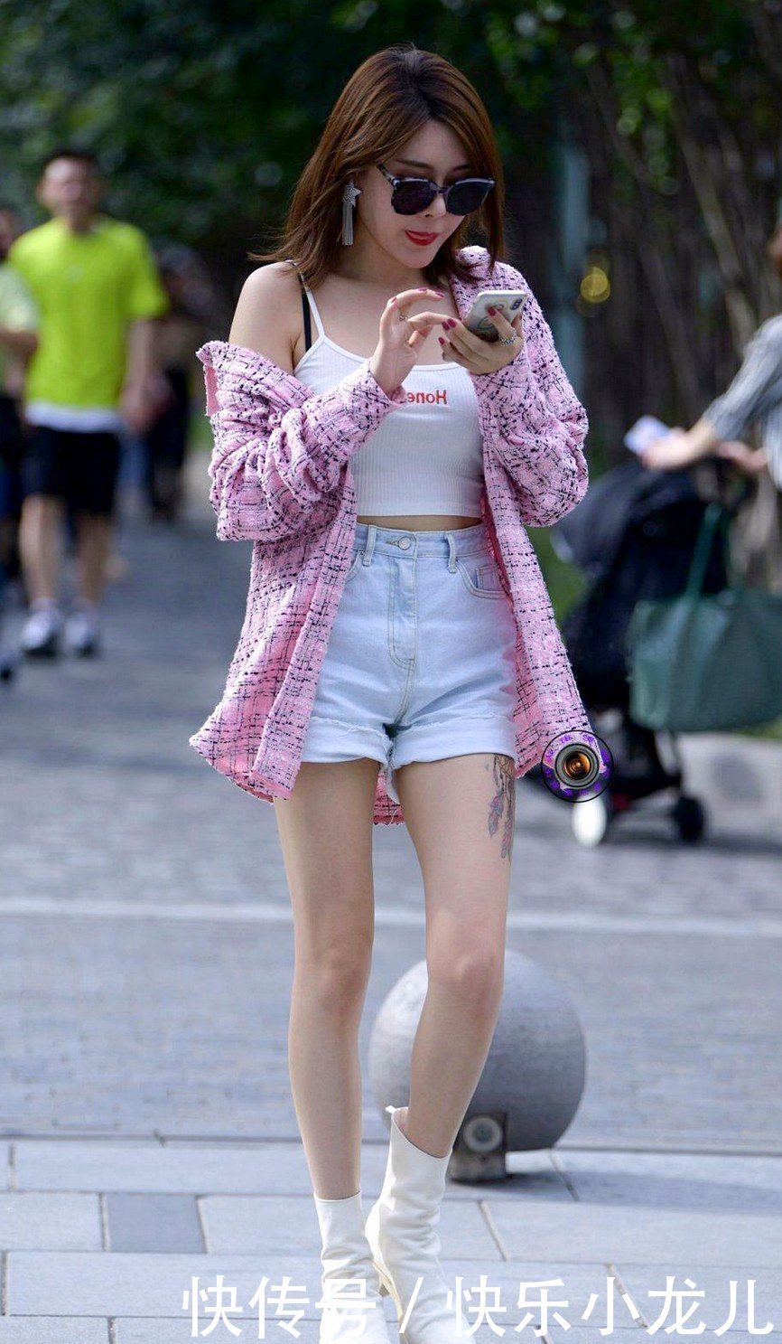 衬衫|搭配牛仔短裤和粉色衬衫,有想不到的成熟美