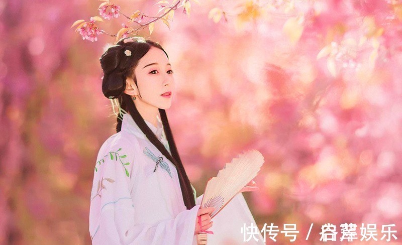 对联招亲!才女出上联“一杆银枪挡雄兵百万”,书生智对下联,羞红才女