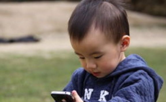 如果你的孩子正在偷偷做这件事，请一定要阻止他，否则追悔莫及