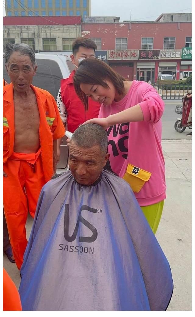 同样成名于《星光大道》，朱之文生活一地鸡毛，草帽姐却如鱼得水