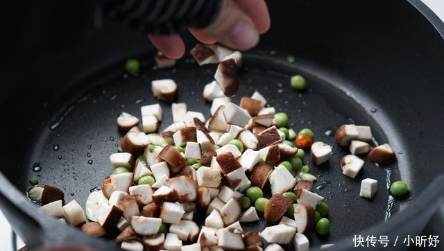 这菜味道鲜香口感滑嫩，全家都喜欢，每次吃得连汁都不剩