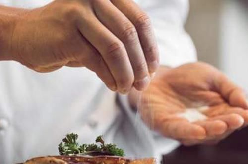 征兆|得高血压有啥征兆？明明盐吃得够少了，血压还是高？到底怎么做？