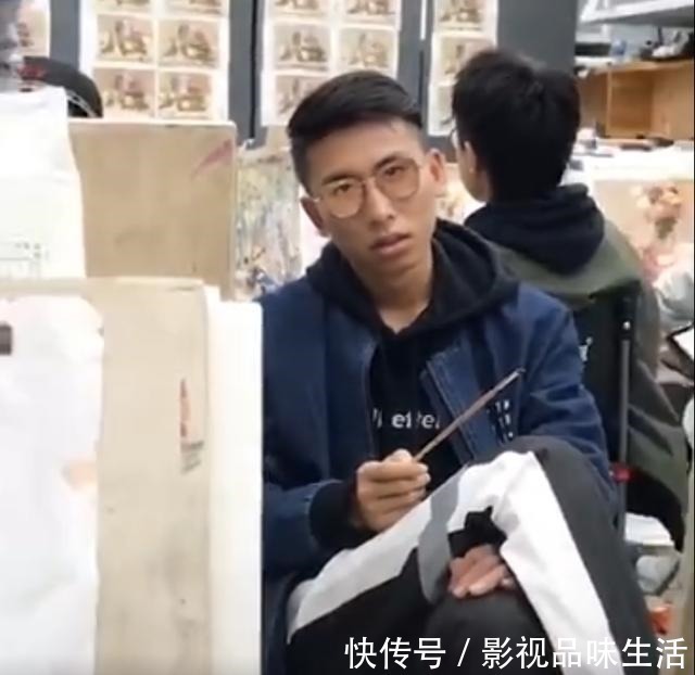 眼镜！美术生上课偷睡觉，在脸上画“双重保险”画假眼睛还戴了假眼镜！