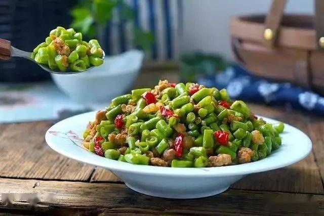  肉末豆角，清脆酸爽，开胃又解馋！