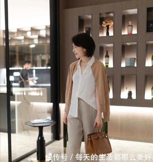 构造 奔六的女人会搭配更有魅力,学习她的减龄穿搭术,时尚优雅很高级!