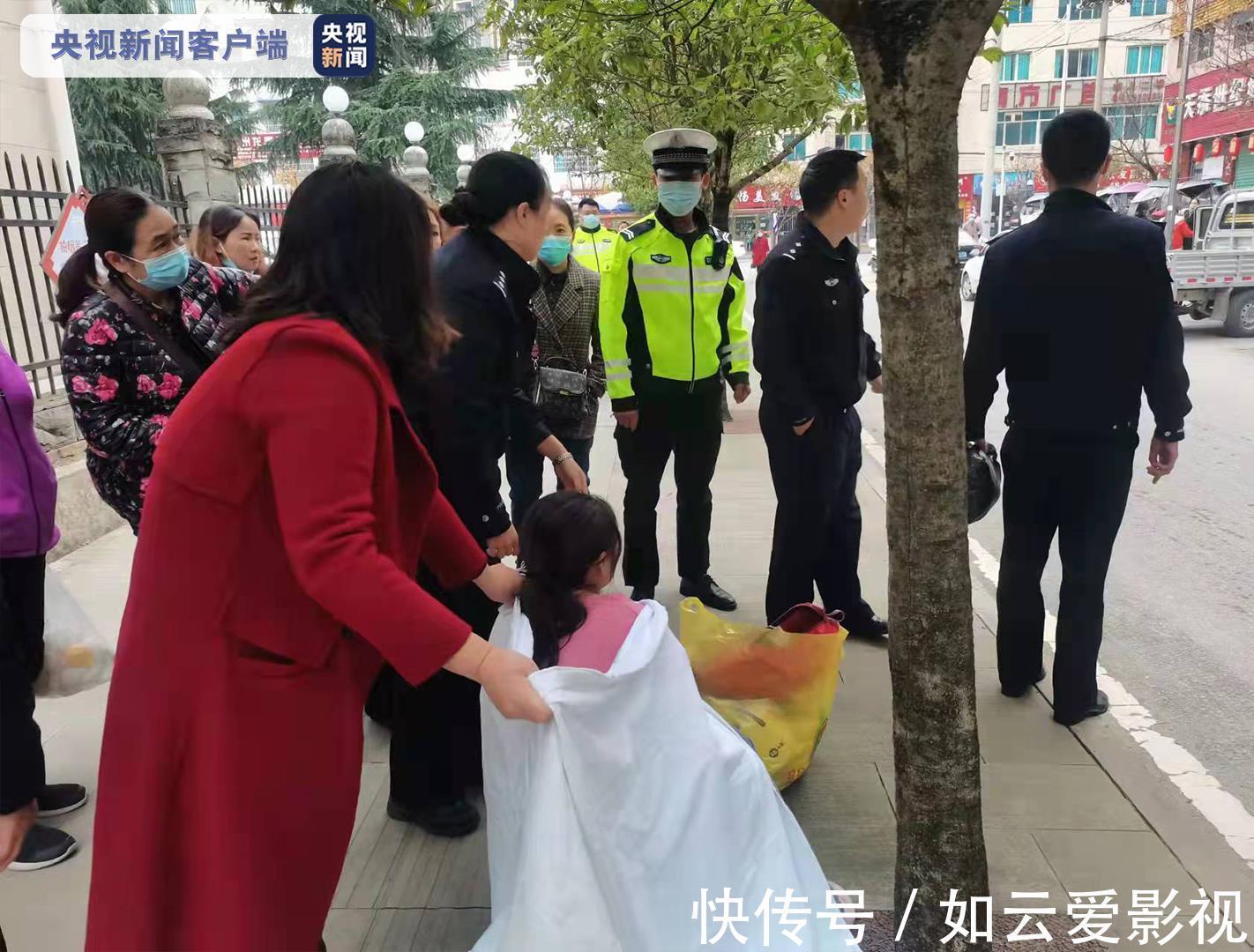 暖心!贵州凤冈一孕妇街头临盆交警路人搭