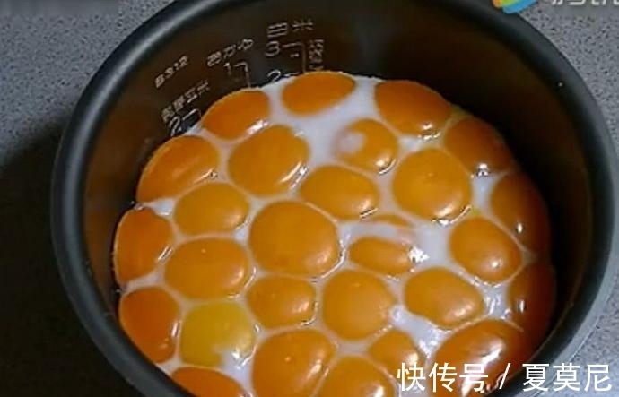 电饭锅|小伙将几十个个鸡蛋黄放到电饭锅里煮，出锅后，十分的惊艳