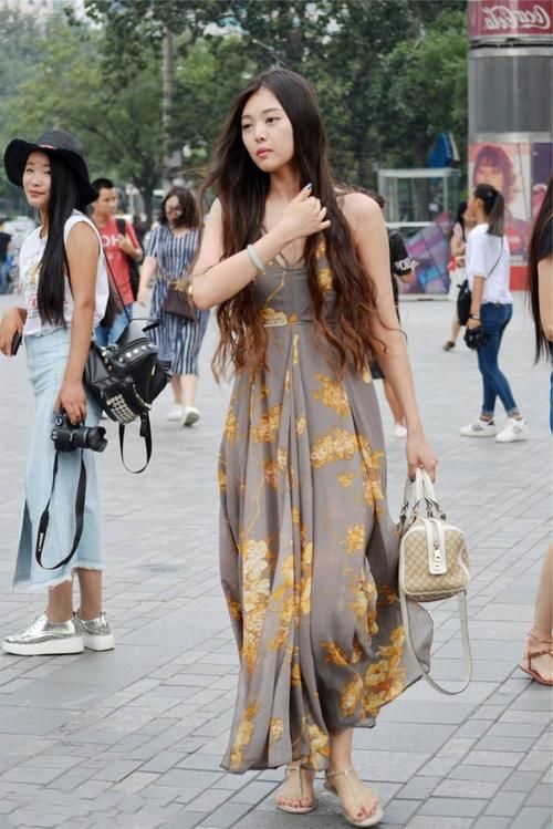 路人街拍，美女穿黑白色竖条格的小衫，轻松穿出魅力的女人味