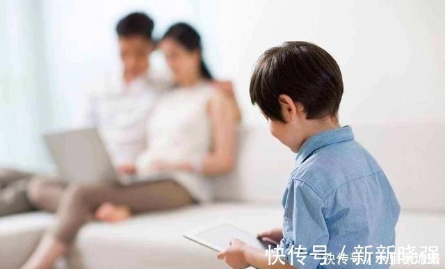 医生|5岁男孩沉迷玩手机,黑眼珠逐渐“消失”,医生这孩子废了