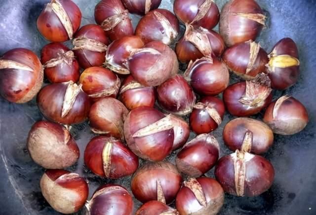 板栗好吃不易剥皮?学会1招窍门,不留绒毛不伤手,快速剥皮