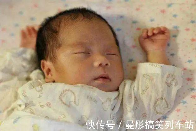 投降式|新生儿为什么偏爱“投降式睡姿”,需要纠正吗?很多家长做错了