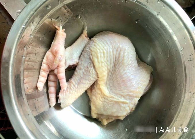 一个鸡腿两把板栗 ，只需简单几步，教你做出汁香浓郁的板栗烧鸡