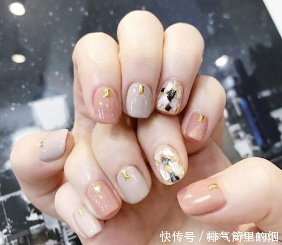 高级感十足的烟灰色和奶灰色美甲图片,时尚显白,拒绝平庸