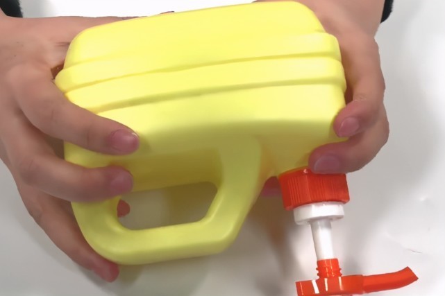 谁还买熨斗啊洗洁精瓶切两刀,衣服1秒变平整,真是太聪明了