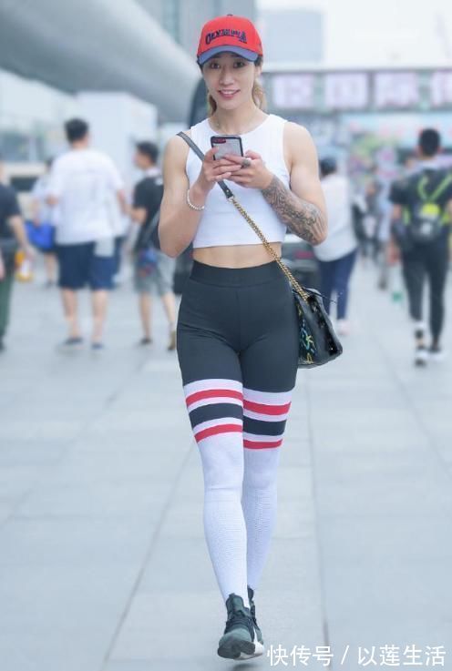时髦 人见人爱的瑜伽裤，在街头“放飞自我”，简单时髦