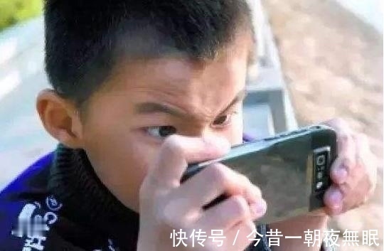 学习成绩|经常玩手机的孩子,和不常玩手机的孩子,5年后这3点差距很明显