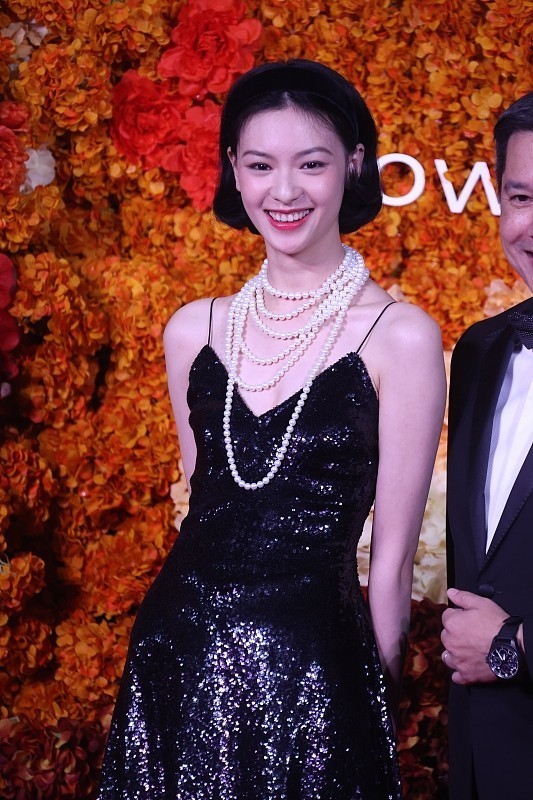 小黑裙 邱天真的“瘦得吓人”, 黑色吊带裙秀不出曲线感, 真的全靠颜值撑