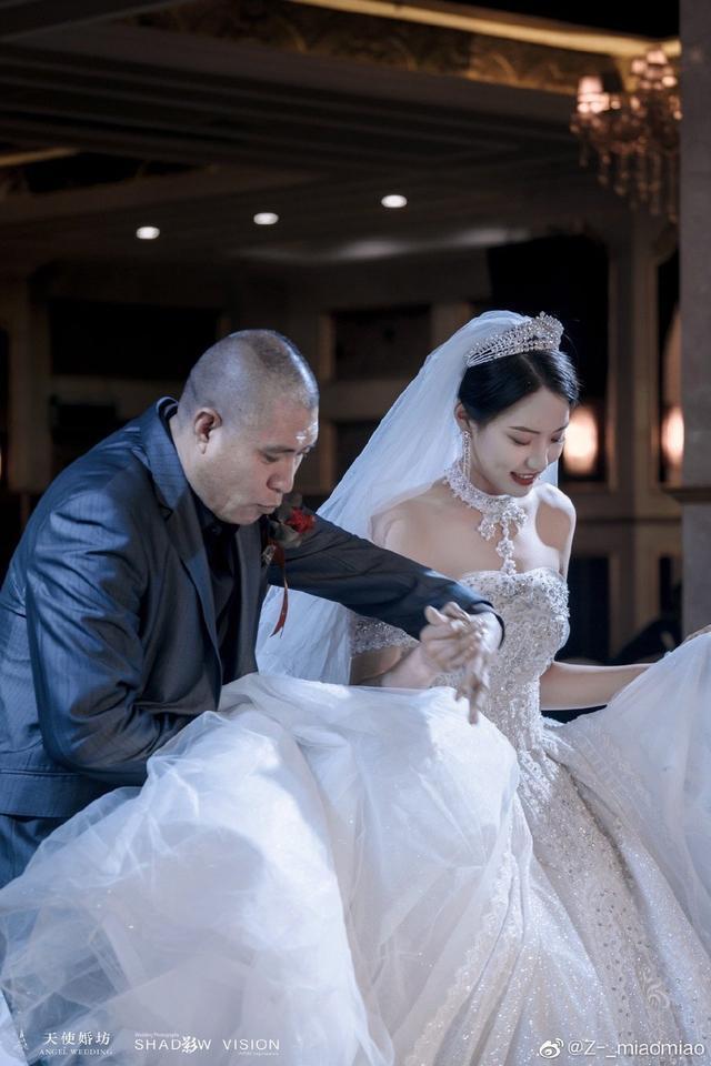 女神|中国女排又一女神嫁人了,穿上婚纱美得动人心魄,与老公甜蜜相拥