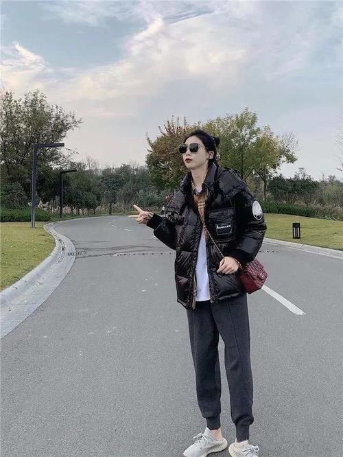  轻松|羽绒服里边穿什么？这几个搭配思路，时髦显气质，轻松摆脱臃肿感