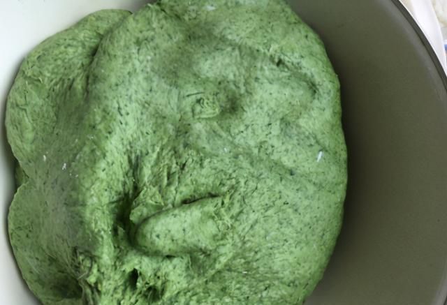 3月,碰到要多采的花,剁碎了一揉一蒸,比油糕好吃,错过可惜了