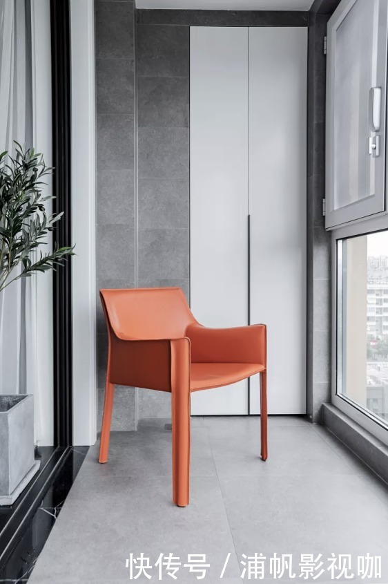 瞬间|装修时房门别装单开门了，他家这么设计，让全屋瞬间放大一倍