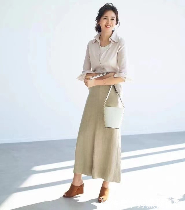 高级感 奔四奔五的女人,不管裙子裤子少穿这5种颜色,显黑不说还很掉价