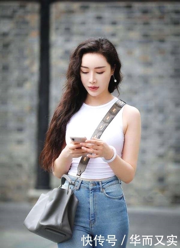 好身材|街拍:小姐姐白色露脐短T恤衫搭配牛仔短裤,好身材尽显性感迷人