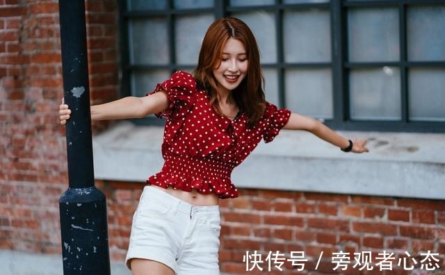 优雅 红色波点小衫是法式浪漫的精髓,展现女性的优雅大气