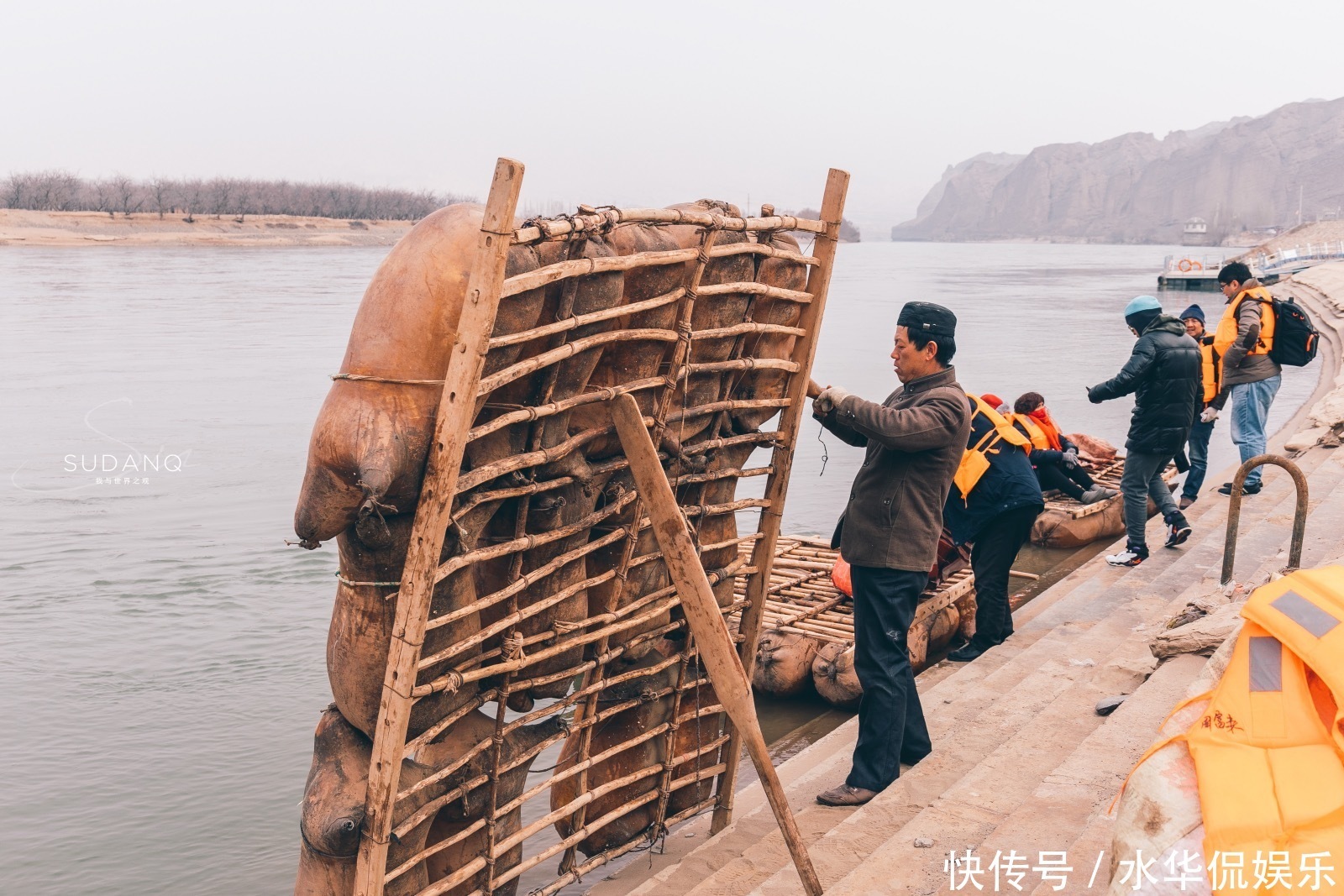 用动物的皮制作“船”,这个有千年历史的筏子,游客称“残忍”