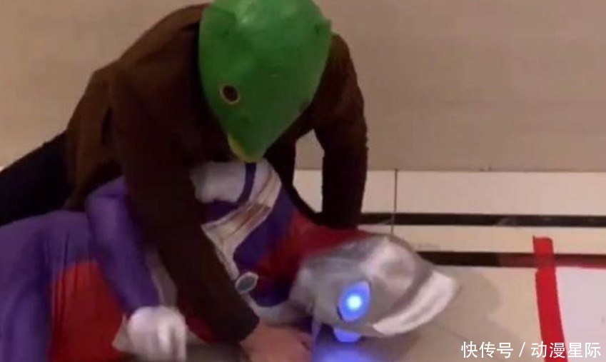 当小朋友看到奥特曼被鱼头怪打败后,网友:童年的信仰被摧毁了