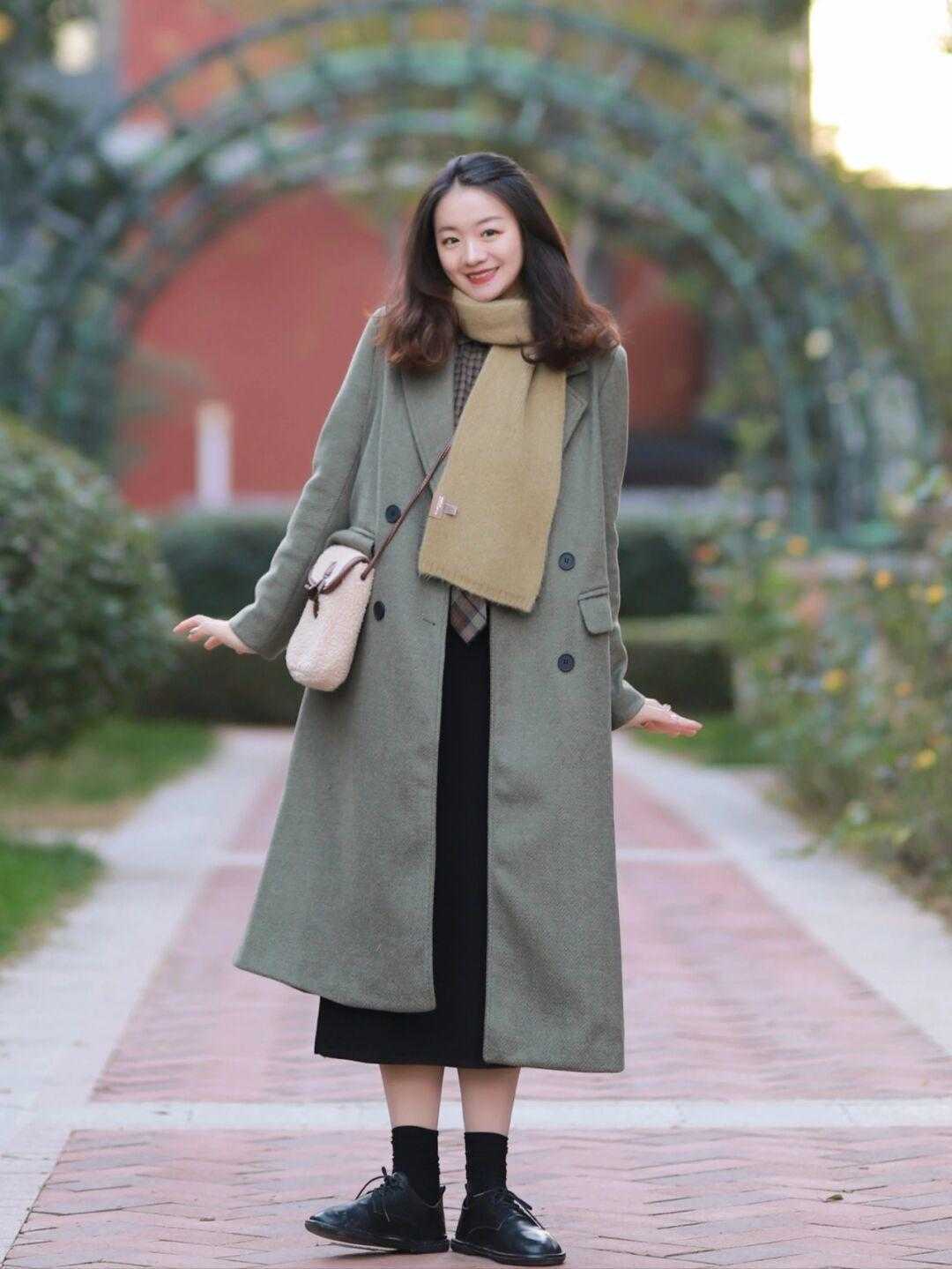 大衣 中年女性别乱穿衣，用大衣搭配这几件下装，精致显瘦又减龄