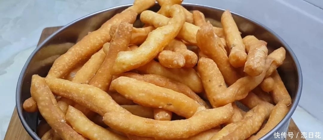 面粉一斤,鸡蛋两个,筷子搅拌一下,教你做创意小油条,比麻花好吃