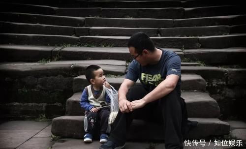 爸爸|两小孩不慎落水,爸爸先救自己儿子惹非议,霸气回怼让人哑口无言