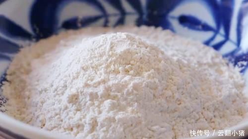 今天要教给大家一个红薯不一样的新做法，红薯糕的做法，好吃还不会上火