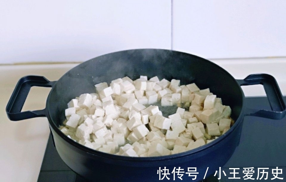 豆腐|豆腐这样吃,鲜嫩可口还下饭,不到2块钱,就能做一大盘