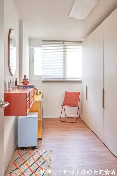 衣帽间|84平婚房,进门就被迷住了,不装电视不要餐厅,布置完好暖心