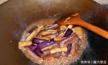 老公|茄子这样做不放一滴油,比肉好吃一百倍,老公把盘子都吃干净了!