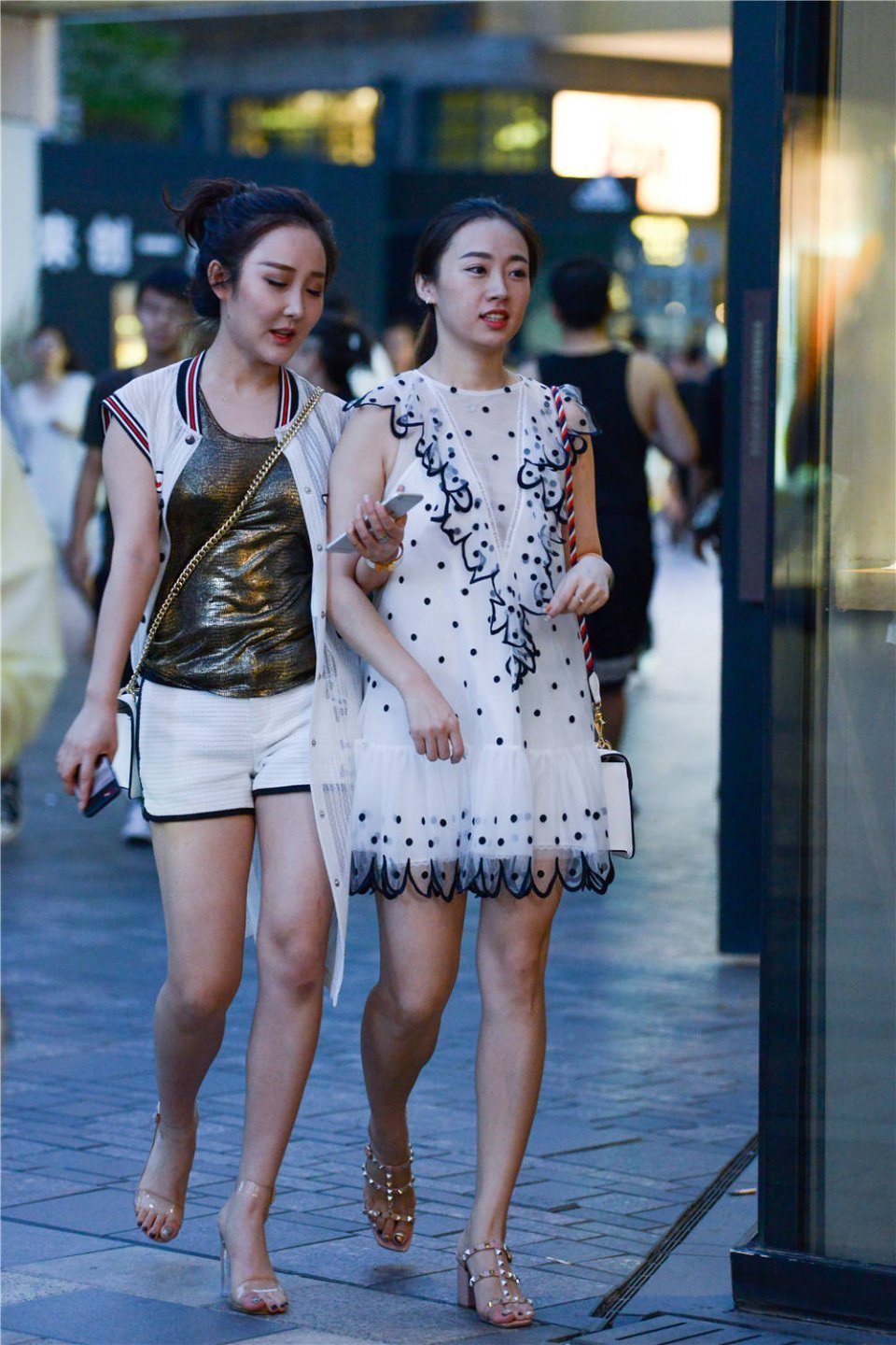 街拍:不喜欢一个人逛街,就约上自己的姐妹,当然搭配也不能差了