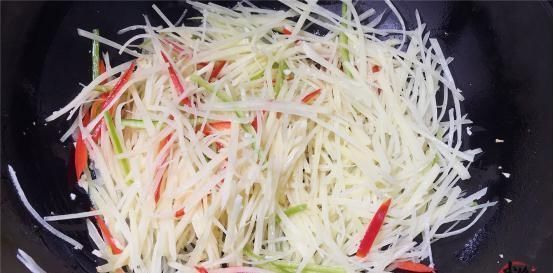 正确|炒土豆丝时,有人泡水有人焯水其实不对大厨分享正确做法