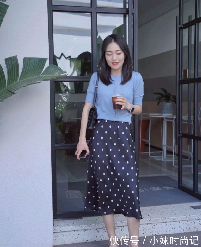 波点|成熟女人的早秋穿搭如何搭配?可以选择简约款,呈现出优雅大方