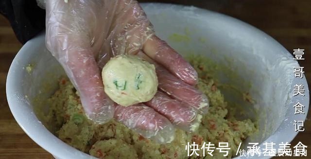 豆腐|豆腐我家从不红烧，简单一压一搅，出锅太香了，上桌连汤汁都不剩
