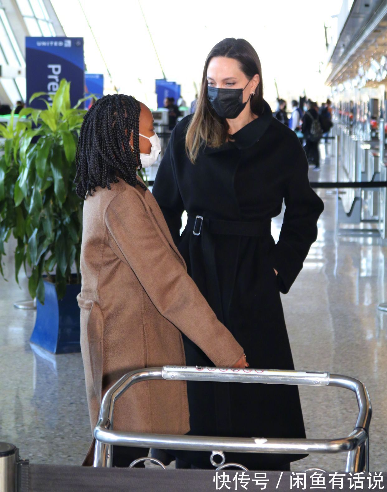 穿搭|朱莉又穿黑大衣走机场,配短靴气场真强,身旁女儿被衬得像小助理