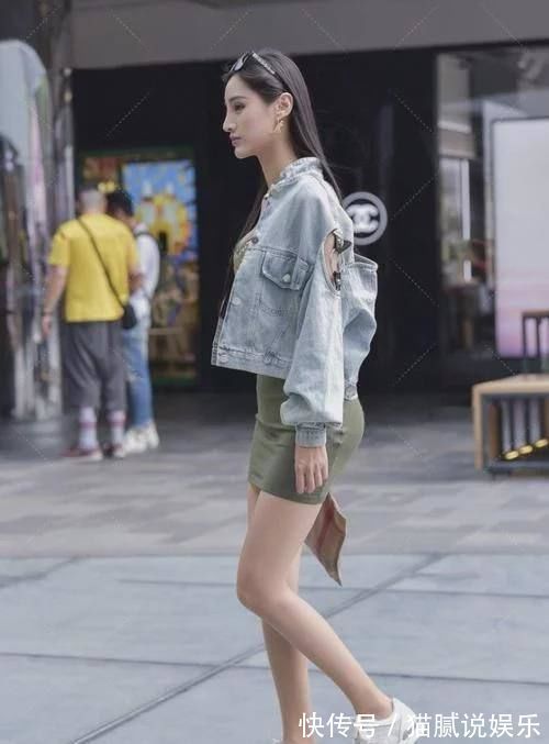 腰身|宽松牛仔外套搭配墨绿色裹身裙设计感，骨感腰身让穿搭更具魅力