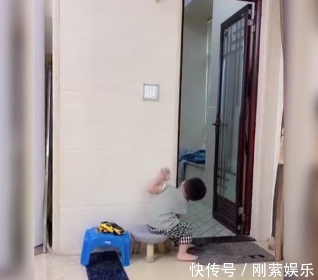 姐姐|弟弟“伺候”刚洗完澡的姐姐火了,网友:让姐姐收拾得明明白白的