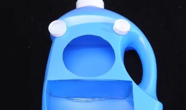 洗衣液瓶子不要扔,简单切几刀,放在床上,全家人都抢着用!