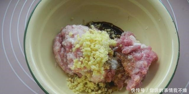 蒸饺好吃有诀窍，学会这样做，皮儿软韧，馅儿鲜香，蒸一锅不够吃