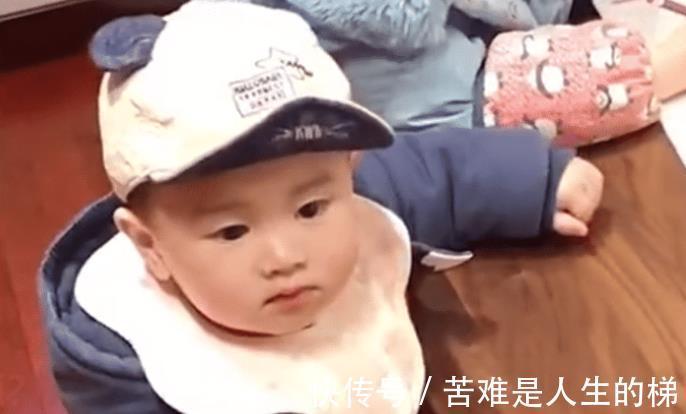 父母|二宝欲上前“捣乱”,被姐姐一个“眼神杀”吓退,乖怂表情亮了