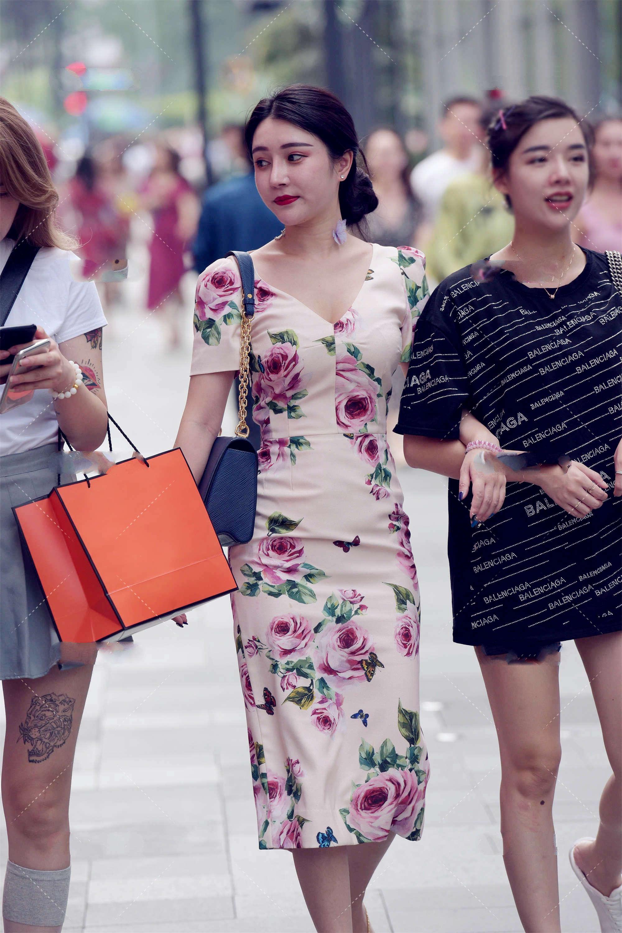 粉白|街拍:粉白系色裙子与印花设计组合,展现优雅温柔风格