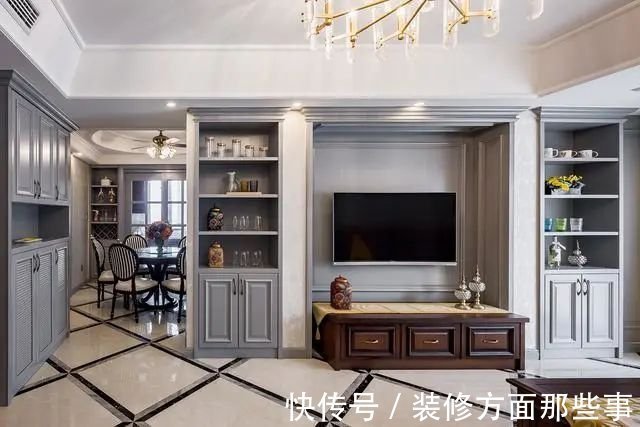 玄关|138平三居室没有玄关进门就是客厅,蓝灰色收纳柜,看起来很有质感